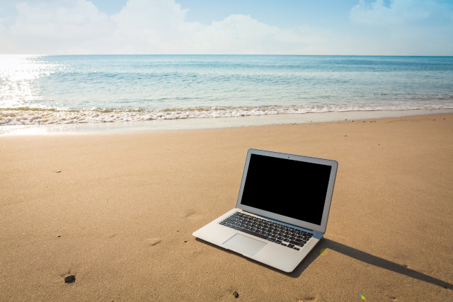 portatil en la orilla del mar